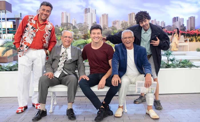 Faro e Carlos Alberto com os personagens Paulinho Gogó, João Plenário, e Sangue (Foto: Eve Schwarz/SBT)