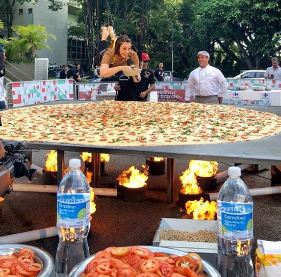 Catia Fonseca foi içada em cima da maior pizza do Brasil 