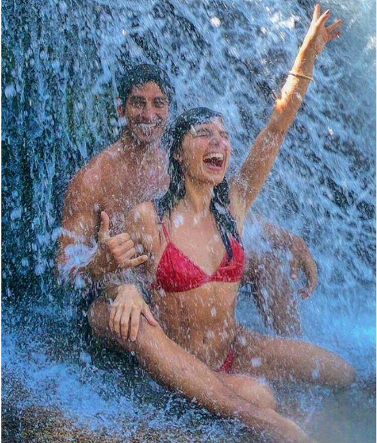 Isis Valverde na cachoeira com o namorado (Foto: Reprodução/Instagram)