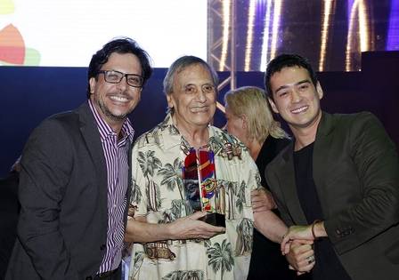 Agildo Ribeiro é tietado (Foto: Marcos Ramos/Agência O Globo)