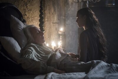 Augusto (Marco Nanini) e Catarina (Bruna Marquezine) em cena de Deus Salve o Rei
(Foto: Artur Meninea/Globo)