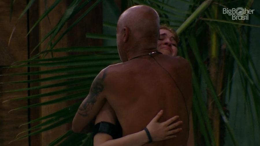 Ayrton chorou de emoção ao abraçar Ana Clara (Foto: TV Globo)