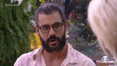 Juliano Cazarré enquanto esteve tomando café com Ana Maria Braga (Foto: Reprodução)
