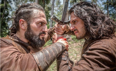 Constantino (José Fidalgo) e Afonso (Romulo Estrela) em cena de Deus Salve o Rei
(Foto: Globo/Artur Meninea)