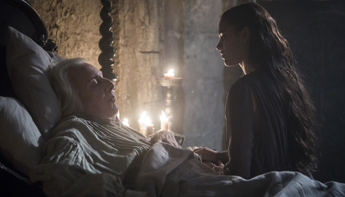 Augusto (Marco Nanini) e Catarina (Bruna Marquezine) em cena de Deus Salve o Rei (Foto: Artur Meninea/Globo)