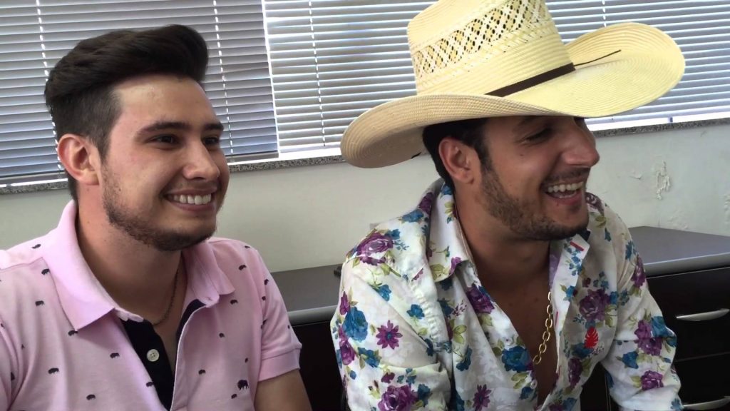 dois homens sentados sorrindo