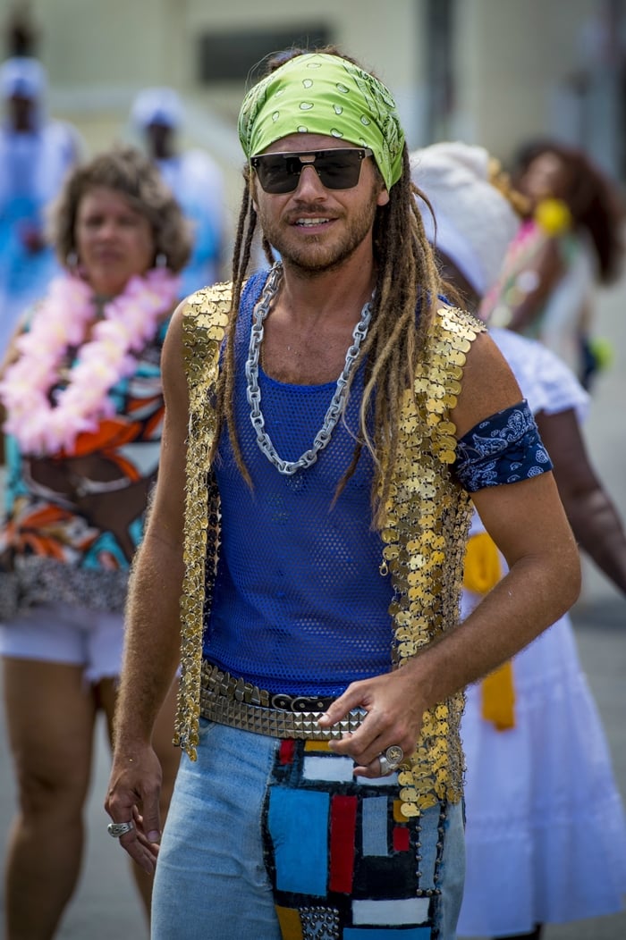 Emílio Dantas com novo visual para Beto Falcão em Segundo Sol (Foto: Globo/João Cotta)