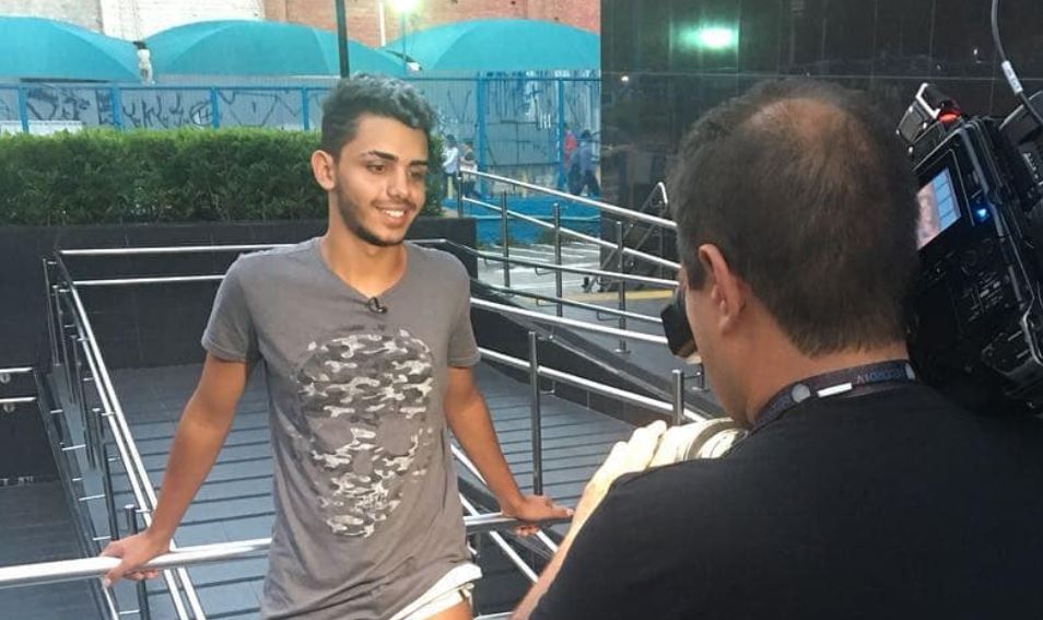 Eric em entrevista ivete sangalo  para a Record (Foto: Reprodução/Instagram)