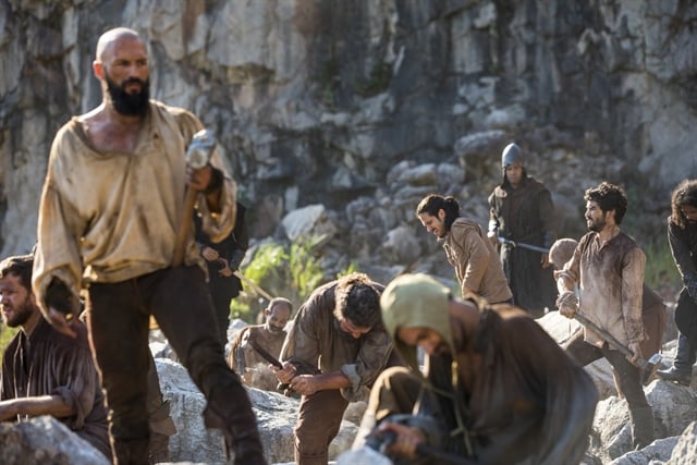 Prisioneiros em cena de Deus Salve o Rei (Foto: Globo/João Miguel Júnior)