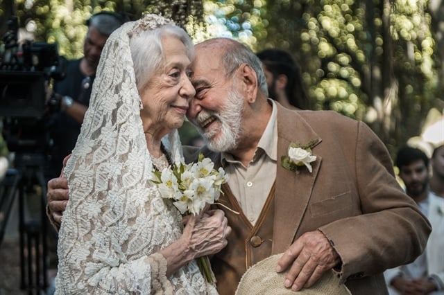 Mercedes (Fernanda Montenegro) e Josafá (Lima Duarte) durante casamento em O Outro Lado do Paraíso (Foto: Globo/Raquel Cunha)