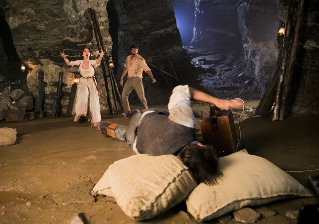 Darcy (Thiago Lacerda) cai sobre detonador em briga com Ernesto (Rodrigo Simas) (Foto: Globo/João Miguel Júnior)