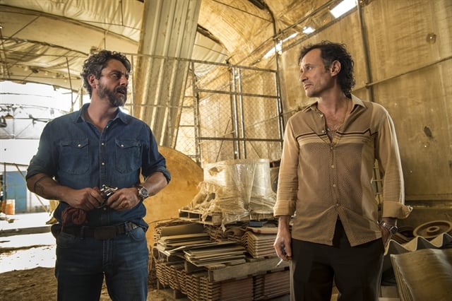 Pedro (Alexandre Nero) e Delegado Plínio (Enrique Diaz) (Foto: Globo/Estevam Avellar)