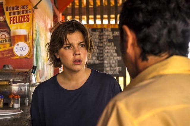 Adauto (Nanego Lira) entrega trancelim e diz o que viu para Maria (Alice Wegmann) (Foto: Globo/Estevam Avellar)