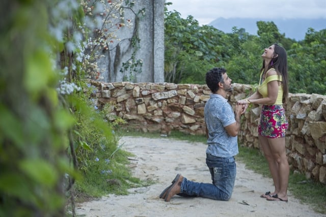 Juvenal (Anderson Di Rizzi) pede Desireé (Priscila Assum) em casamento (Foto: Globo/Mauricio Fidalgo)
