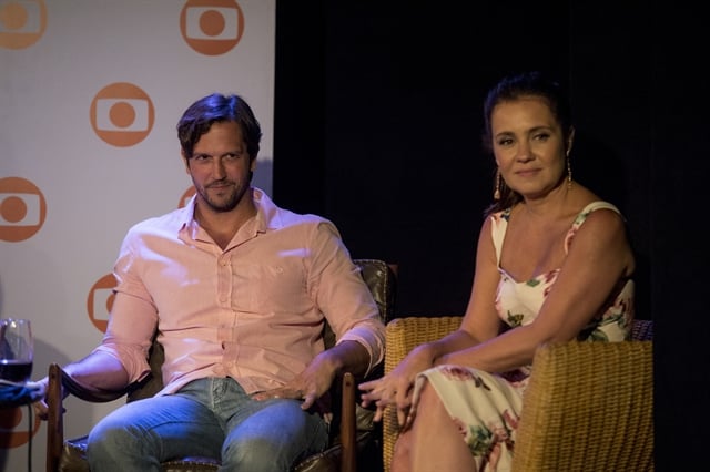 Vladimir Brichta e Adriana Esteves na apresentação especial na Bahia (Foto: Globo/João Cotta)