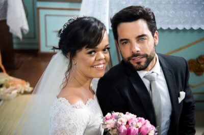 Estela (Juliana Caldas) e Amaro (Pedro Carvalho) em O Outro Lado do Paraíso
(Foto: Globo/Raquel Cunha)