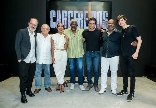 Elenco e direção de Carcereiros na coletiva da série (Foto: Globo/Gustavo Scatena)