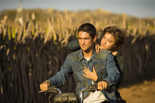 Hermano (Gabriel Leone) e Maria (Alice Wegman) em cena de Onde Nascem os Fortes (Foto: Globo/Estevam Avellar)