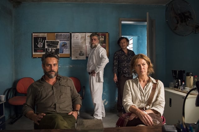 Ramiro (Fábio Assunção), Pedro (Alexandre Nero) e Cássia (Patricia Pillar) na delegacia (Foto: Globo/Estevam Avellar)