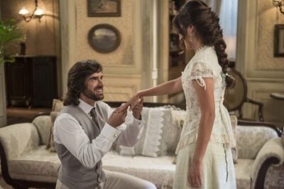 Rômulo (Marcos Pitombo) pede Cecilia (Anaju Dorigon) em casamento em Orgulho e Paixão
(Foto: Globo/Mauricio Fidalgo)