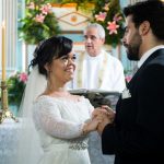 Estela (Juliana Caldas) e Gael (Sergio Guizé) se casam em O Outro Lado do Paraíso
(Foto: Globo/Raquel Cunha)