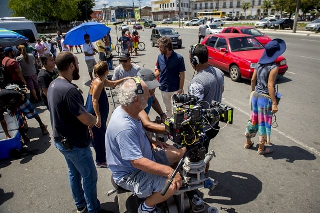 Maria de Médicis e Emílio Dantas em set de gravações no entorno da Feira de São Joaquim (Foto: Globo/João Cotta)