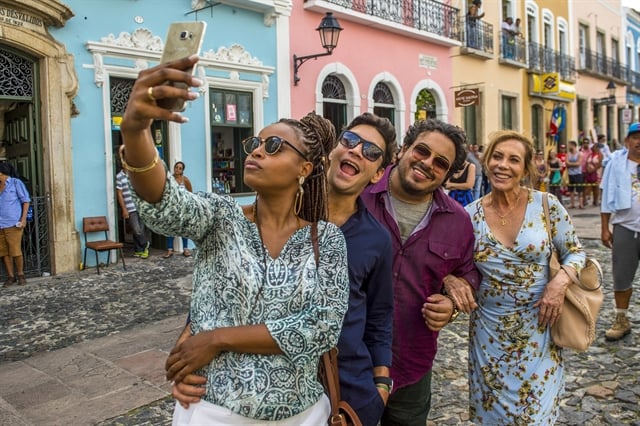 Roberta Rodrigues tira selfie no Pelourinho com Armando Babaioff, Luis Lobianco e Arlete Salles (Foto: Globo/João Cotta)
