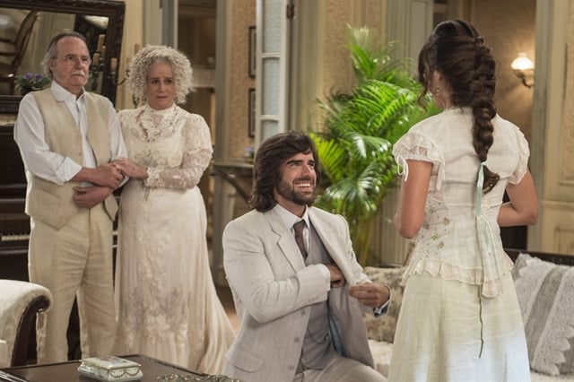 Rômulo (Marcos Pitombo), Cecilia (Anaju Dorigon) e os pais da noiva (Foto: Globo/Mauricio Fidalgo)