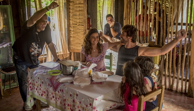 Dennis Carvalho dirige cena com Giovanna Antonelli (Luzia) e Emílio Dantas (Beto) em Segundo Sol (Foto: Globo/João Cotta)