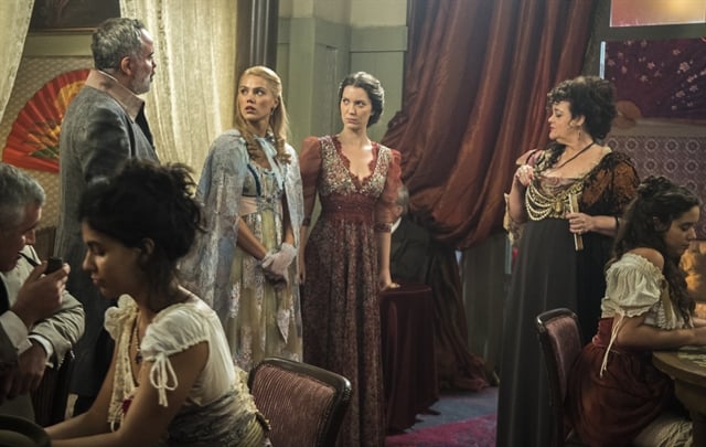 Elisabeta (NathaliaDill) e Jane (Pamela Tomé) vão parar num bordel e quase são leiloadas (Foto: Globo/Raquel Cunha)