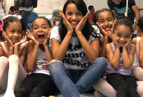 Gleici Damasceno posa com crianças em visita ao Morro do Alemão (Foto: Reprodução/Instagram)