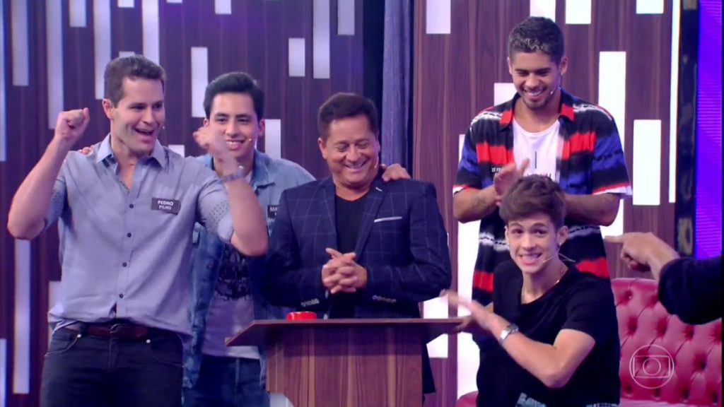 João Guilherme, o pai e os irmãos no Tamanho Família (Foto: Reprodução/Globo)