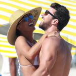 Juliana Paes curte praia com a família e troca beijos com o marido