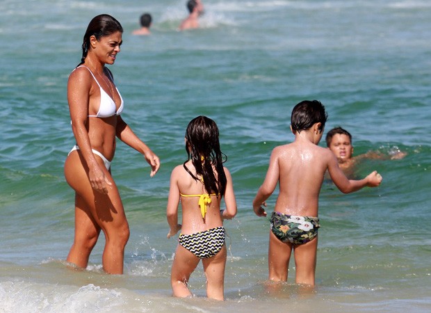 Juliana Paes se diverte com os filhos (Foto: Dilson Silva/Agnews)