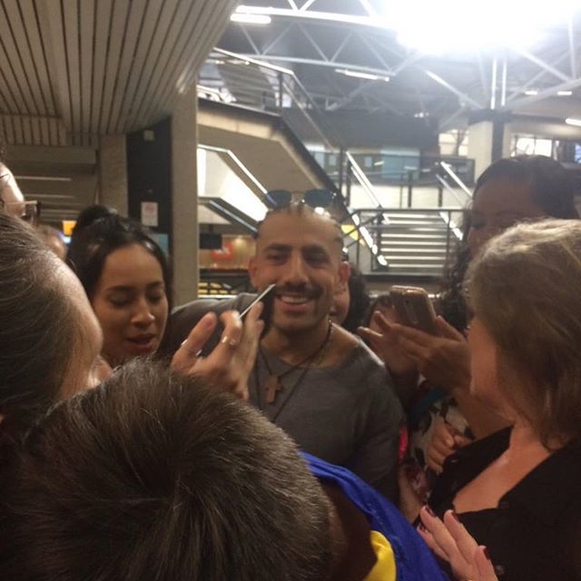 Kaysar é recebido com festa em aeroporto (Foto: Reprodução)