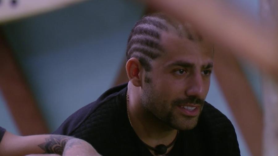 Kaysar não costuma falar sobre sua relação com a ex-namorada (Foto: TV Globo)