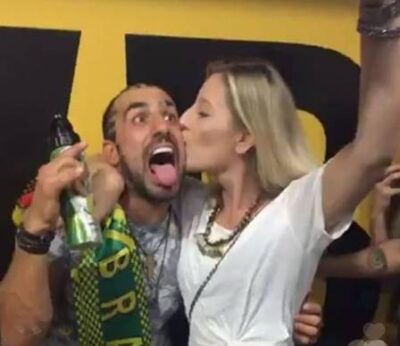 Kaysar posa com fã ao desembarcar em Curitiba (Foto: reprodução/ instagram)