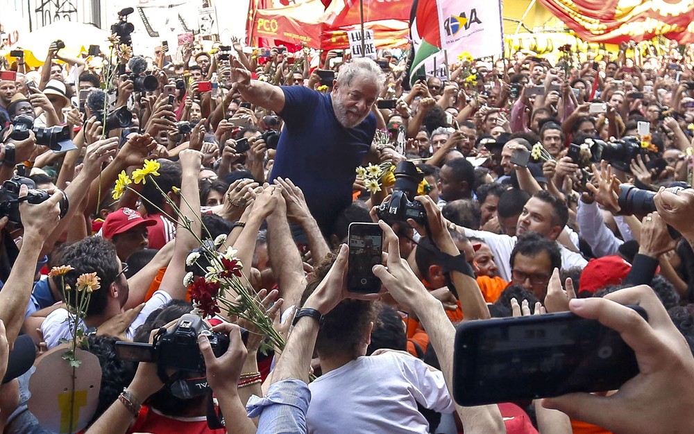 Lula é carregado após discursar em frente ao sindicato dos metalúrgicos neste sábado (7) (Foto: Miguel Schincariol/AFP)