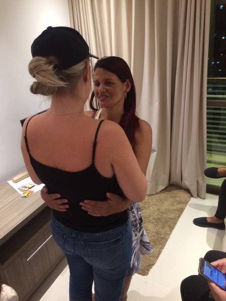 Patrícia de desculpa com a mãe de Gleici e chora (Foto: Divulgação / Extra)