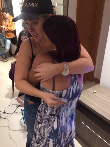 Patrícia de desculpa com a mãe de Gleici e chora (Foto: Divulgação / Extra)