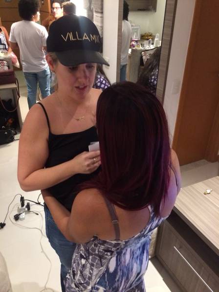 Patrícia de desculpa com a mãe de Gleici e chora (Foto: Divulgação / Extra)