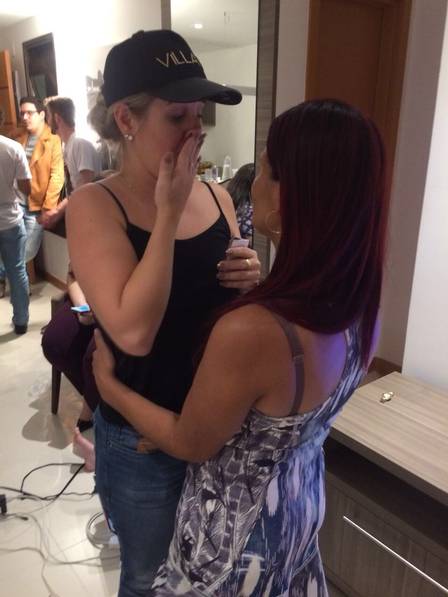 Patrícia de desculpa com a mãe de Gleici e chora (Foto: Divulgação / Extra)
