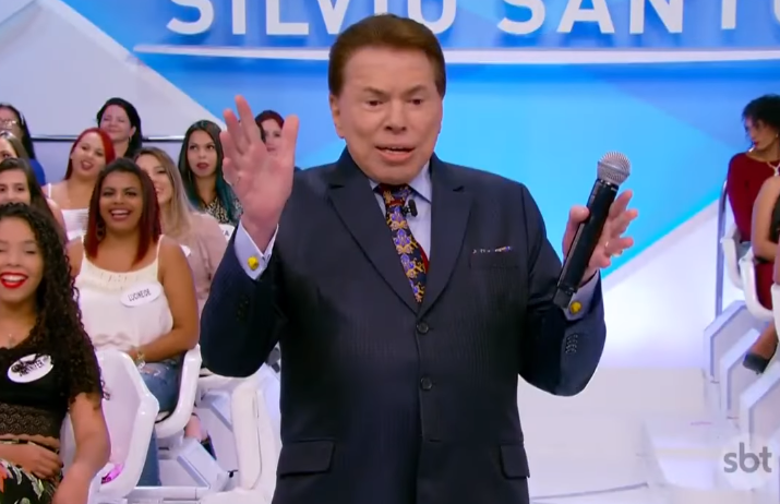 Silvio comentando a própria biografia (foto: Reprodução)