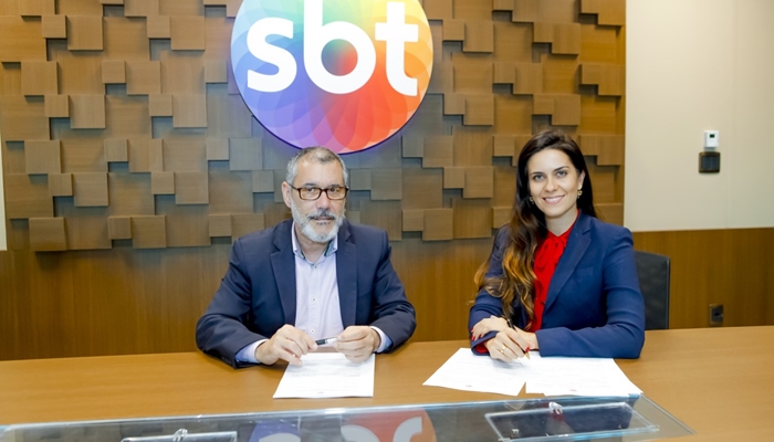 O diretor José Occhiuso e Débora Bergamasco (Foto: Gabriel Cardoso/SBT)