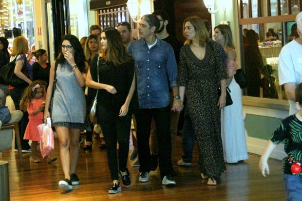 William Bonner durante passeio com a namorada e os filhos (Foto: AgNews)