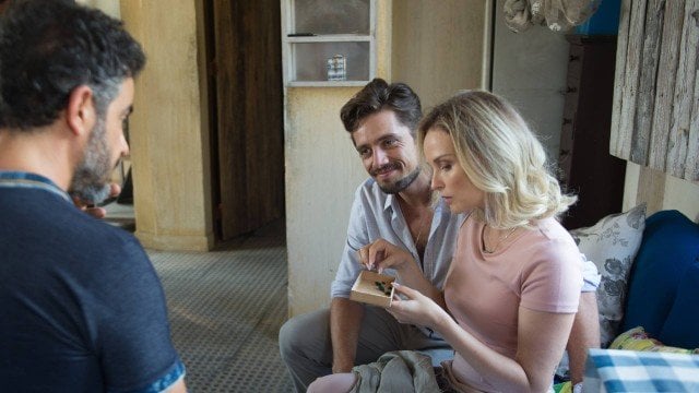 Fabiana e Renato na casa de Juvenal, em "O outro lado do paraíso" Foto: Raquel Cunha/Rede Globo/Divulgação