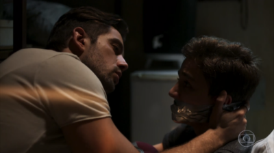 Renato (Rafael Cardoso) e Tomaz (Vitor Figueiredo) em cena de O Outro Lado do Paraíso
(Foto: Reprodução/Globo)
