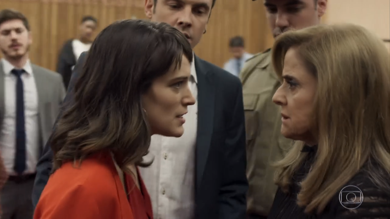 Clara (Bianca Bin) e Sophia (Marieta Severo) no último capítulo de O Outro Lado do Paraíso (Foto: Reprodução/Globo)