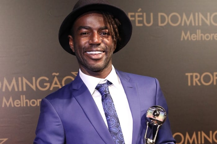 O ator Jonathan Azevedo recebe prêmio de revelação no Melhores do Ano (Foto: Globo/João Miguel Júnior)