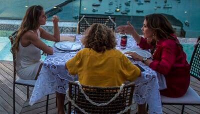 Maria de Medicis ensaia cena com Adriana Esteves (Laureta) e Deborah Secco (Karola)
(Foto: Globo/João Cotta)